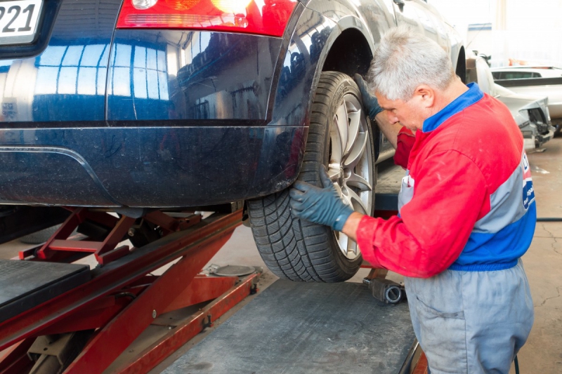 vente-VILLARS SUR VAR-min_auto_repair_repair_lift_auto_mechanic_work_clothes_master_professional_man_of_the_fold-685629