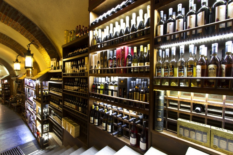 vente-VILLARS SUR VAR-min_world_street_travel_shop_canon_georgia_wine_bottles-429767